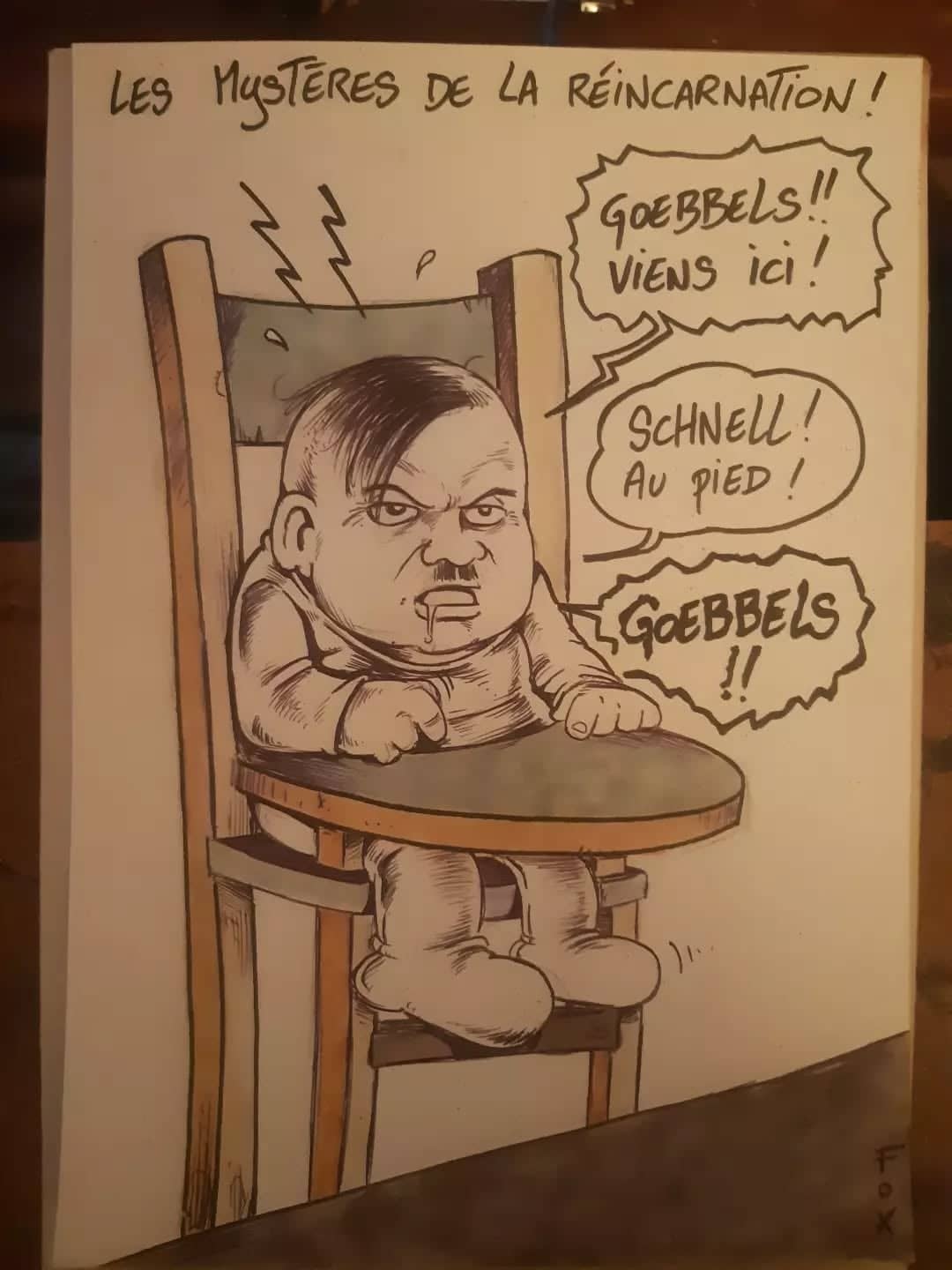 Bébé réincarné furieux en chaise haute