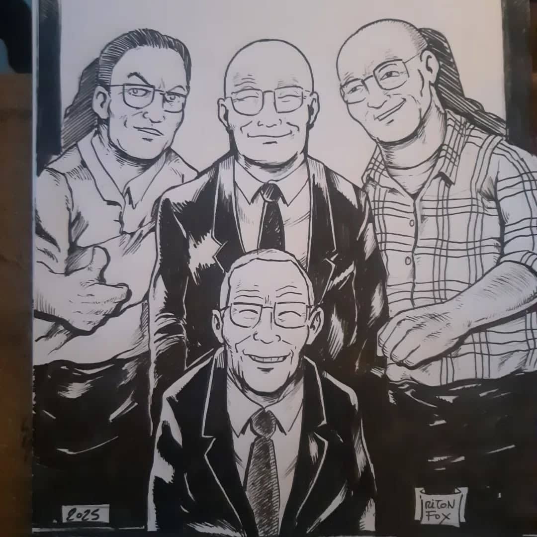 Quatre hommes aux lunettes souriants