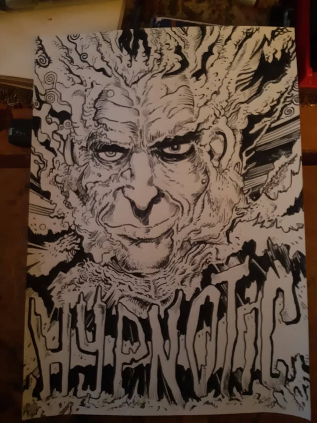 Visage hypnotique à l'encre noire