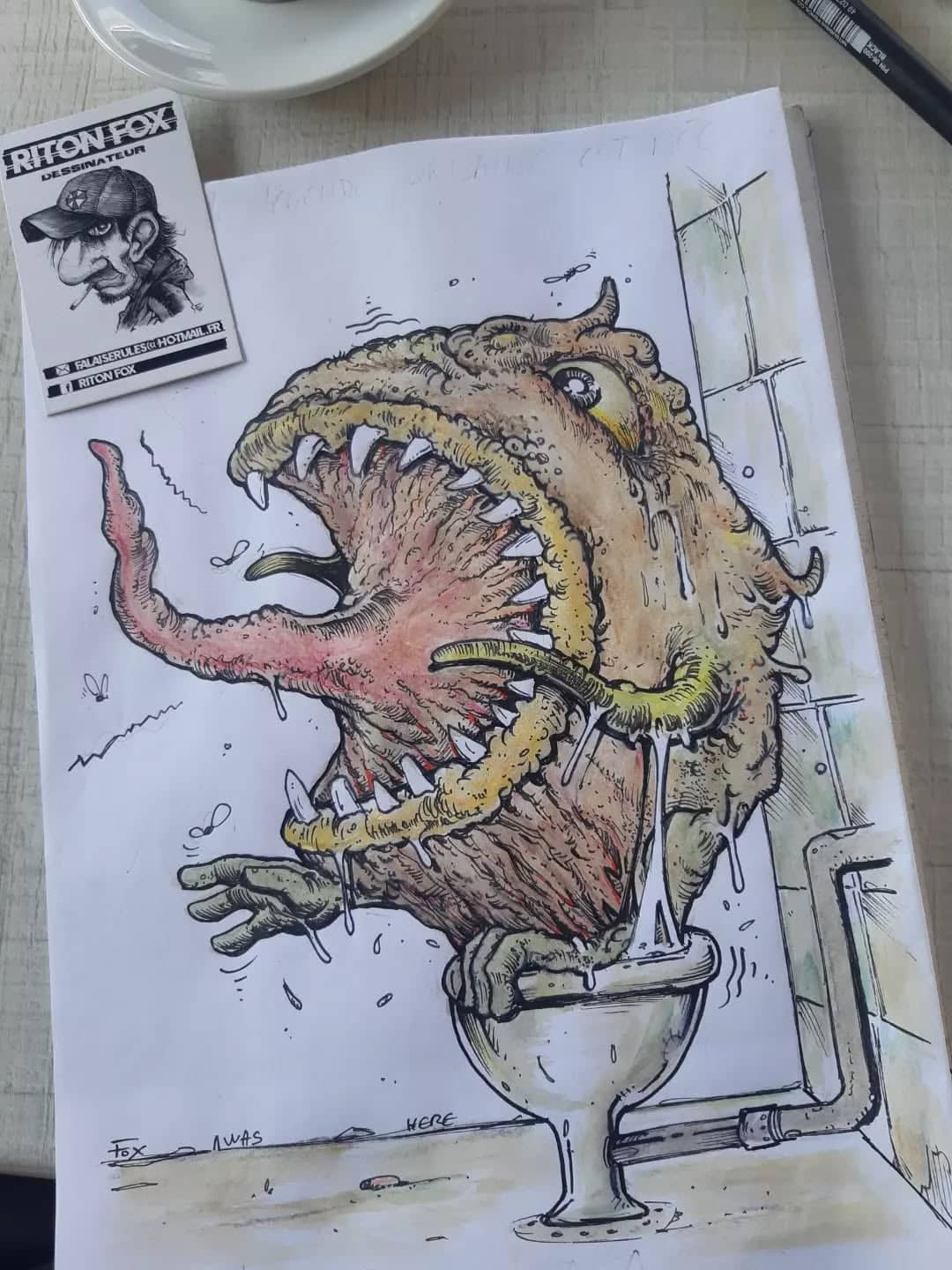 Créature monstrueuse aux toilettes