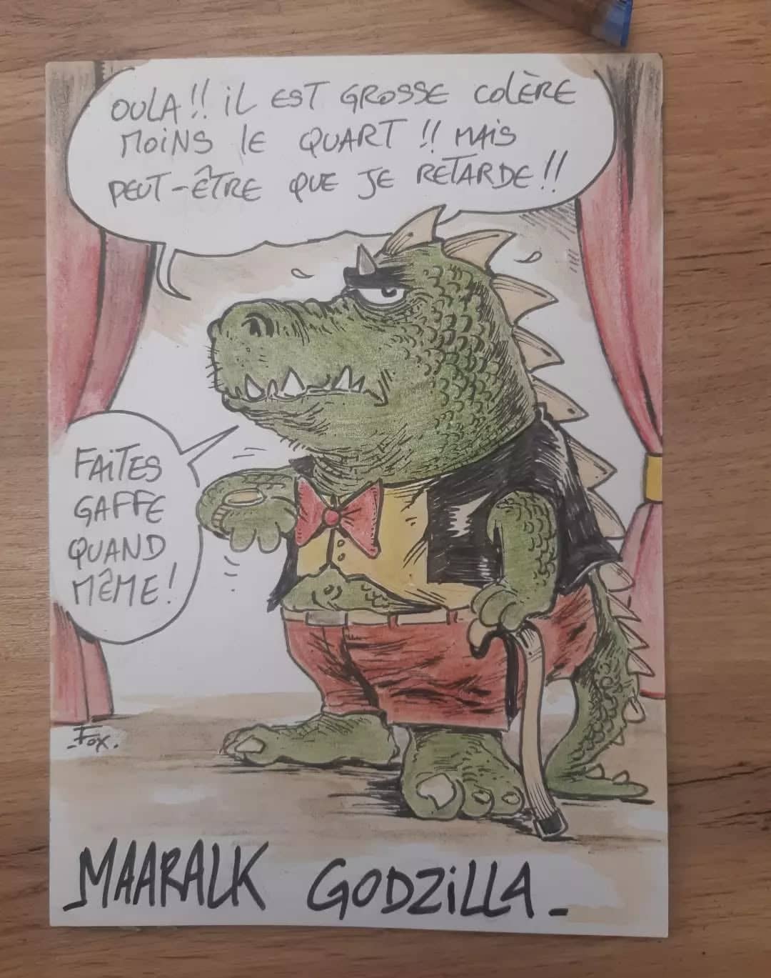 Godzilla élégant en tenue chic