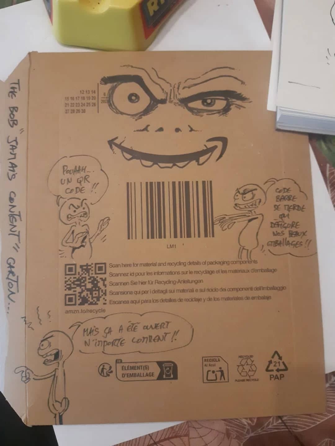 Monstre sourire sur carton Amazon