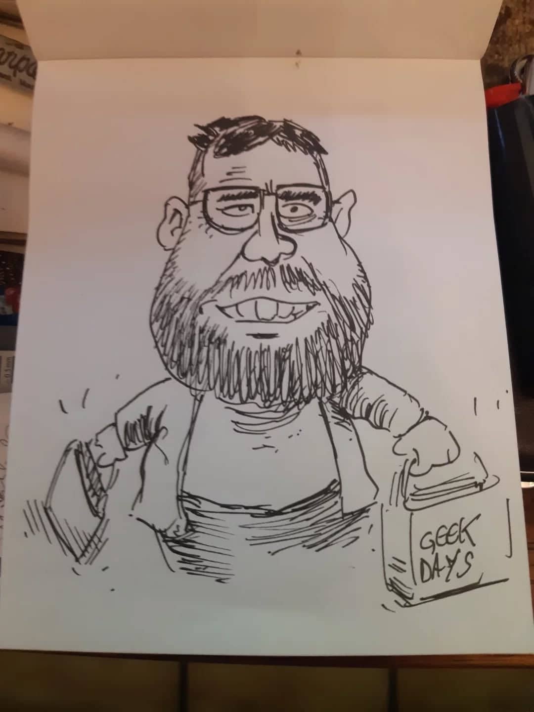 Geek barbu aux lunettes